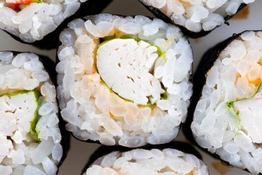 Yengeç etiyle yakın çekim dilimi, ince pirinç ve et dokusu..