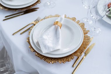 Güzel servis masası, altın tabaklar, güzel manzara. Düğün etkinliği.