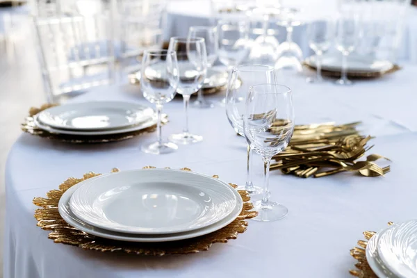 Güzel servis masası, altın tabaklar, güzel manzara. Düğün organizasyonu, lüks yemek servisi..