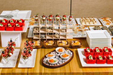 Etkinliğin konukları için masada etli mini burgerler hazırlandı. Etkinlik sırasında yemek ve misafir yemekleri. Büyük peynir tabağı..