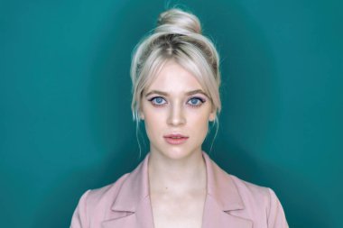 Gölgesiz ışık, portre. Seksi genç sarışın kameraya bakıyor..