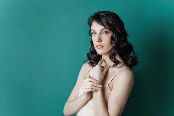 Elegante retrato de dama. Conjunto de joyas de perlas posando aisladas sobre fondo verde estudio. —  Fotos de Stock