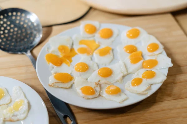 Huevos de codorniz, muchas yemas. Comida deliciosa y saludable. — Foto de Stock