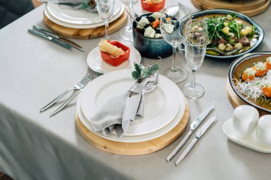 Noel yemeği güzelce servis edilir, peynirli somon, karides, zeytin.
