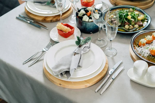 Noel yemeği güzelce servis edilir, peynirli somon, karides, zeytin.