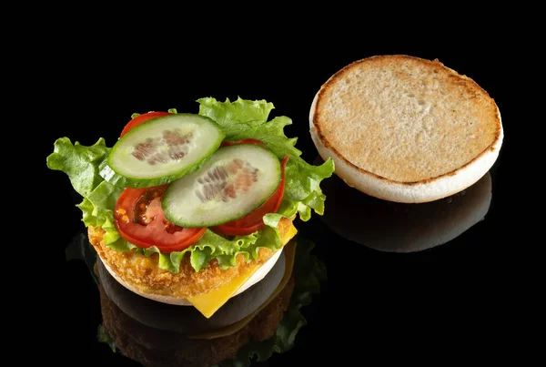 Hamburguesa con chuleta de pollo, ensalada y mayonesa. Sobre un fondo negro espejado sin salsa. —  Fotos de Stock