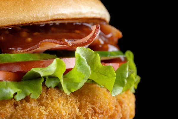 Cheeseburger Bacon Hamburger isoliert auf schwarz. BBQ-Sauce und Salat. — Stockfoto