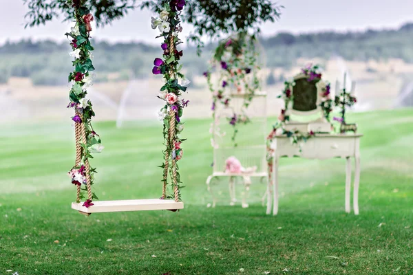 Columpio de boda decorado con flores — Foto de Stock