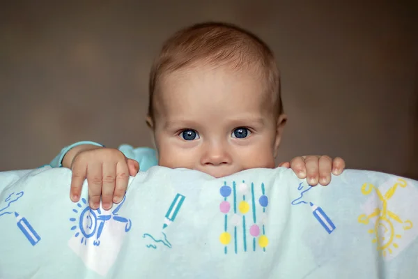 Le bébé dans son berceau — Photo