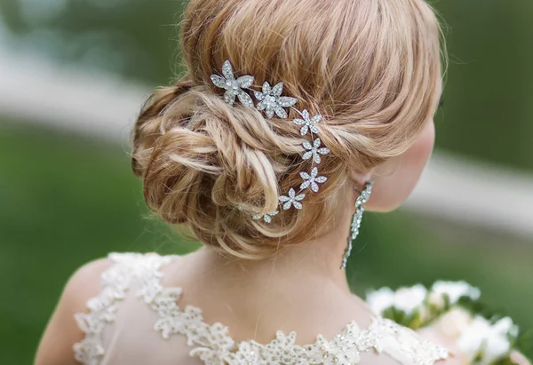 Зачіска нареченої з прикрасою — стокове фото