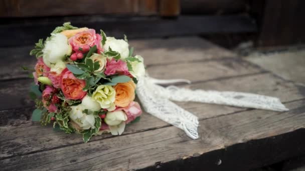 Ramo de boda en una hermosa superficie de madera — Vídeos de Stock