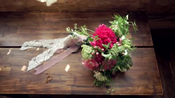 Ramo de boda en una hermosa superficie de madera — Vídeos de Stock