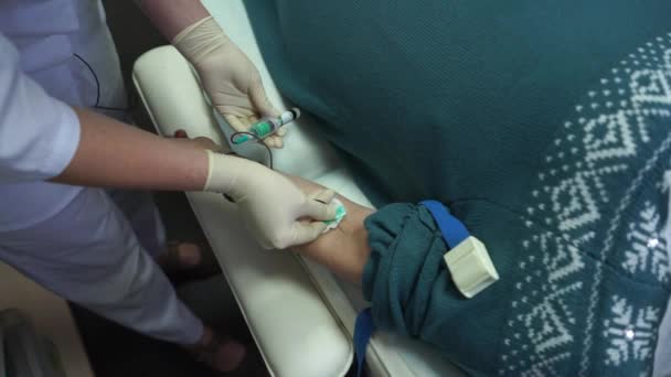 Der Arzt entnimmt Blut aus einer Vene — Stockvideo