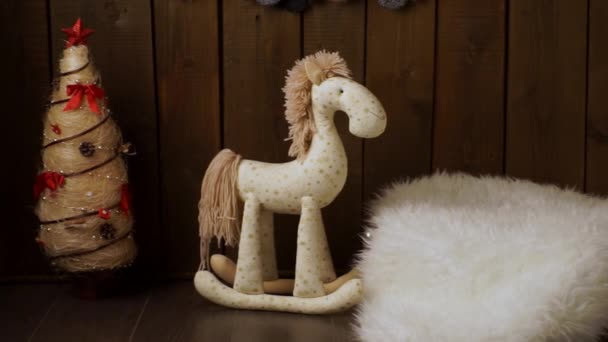 Vintage mur et cheval jouet en bois — Video