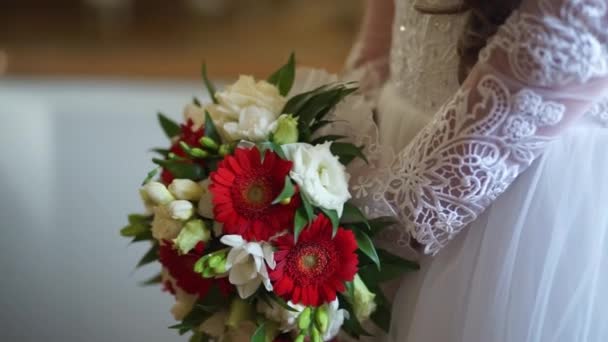A vörös és fehér virágok, kezében a menyasszony menyasszonyi csokor — Stock videók