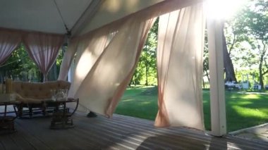 Perdeleri yavaş yavaş geri üfleme Rüzgar.