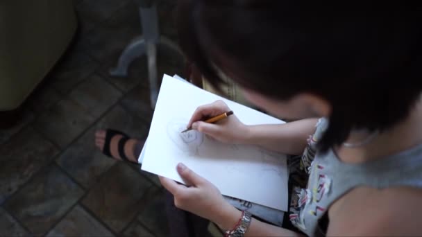 Chica artista dibujando un retrato con un lápiz — Vídeos de Stock