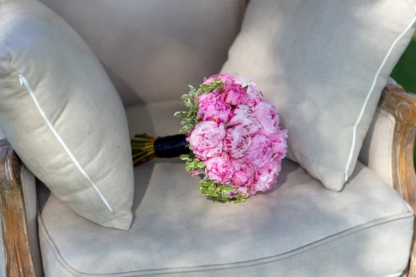 3 güzel bir sandalyeye peonies buket düğün