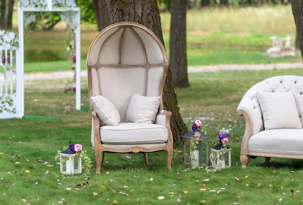 Židle v krásném parku obklopen lucerny — Stock fotografie