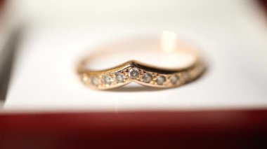 Makro elmas yüzük beyaz bir arka plan