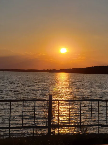 Sıcak bir günde, nehrin kenarında gün batımı