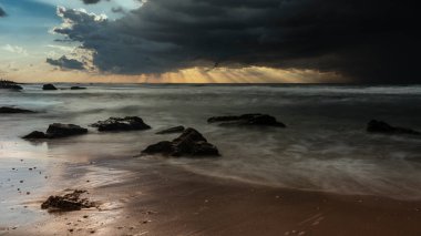 Gün batımından hemen önce sahilde fırtınalı bir gün. 