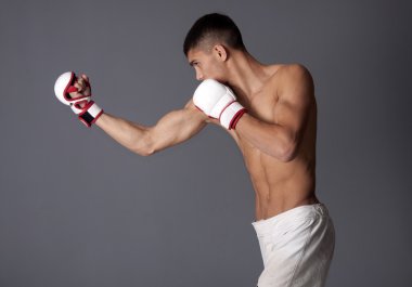 Genç boksör ve onun gücü