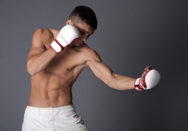 Genç boksör ve onun gücü