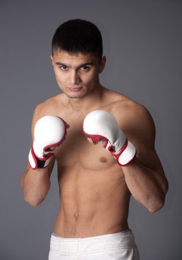 Genç boksör ve onun gücü