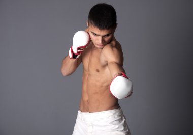 Genç boksör ve onun gücü