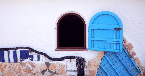 Lampedusa İtalyan Köyü balıkçılık eski mavi pencere ile beyaz duvar