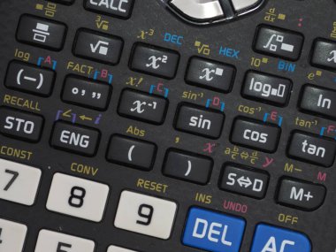 Beyaz arkaplan resmi üzerine bilimsel hesap makinesi kalem ve not defteri.