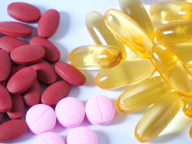 Beyaz arka planda hapların resimleri