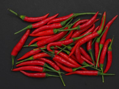 Siyah arka planda kırmızı biber