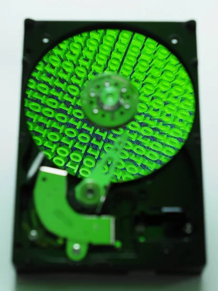 古いコンピュータで使用されているハードディスクの写真を閉じる — ストック写真