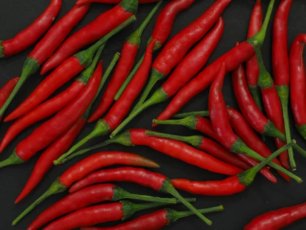 Siyah arka planda kırmızı biber