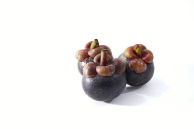 Beyaz arkaplanda mangosteen resmi