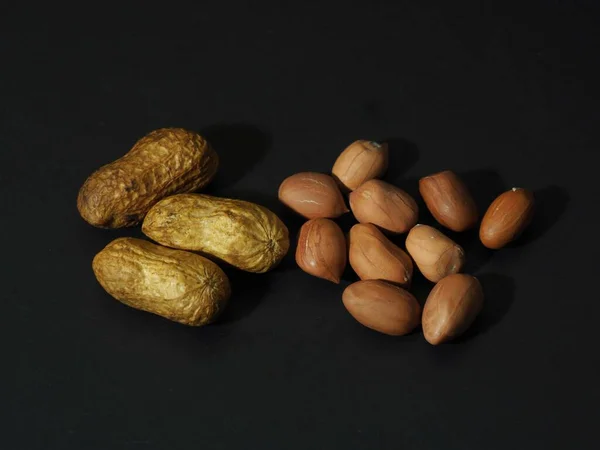 Kacang Panggang Pada Latar Belakang Hitam — Stok Foto