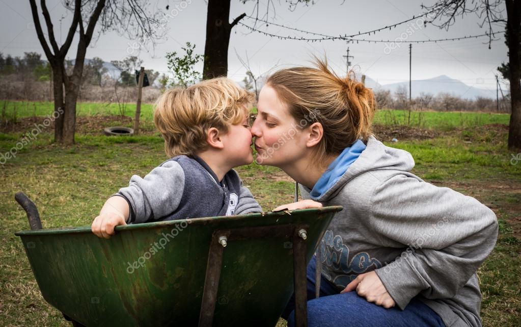 Mutter küsst kind mit zunge