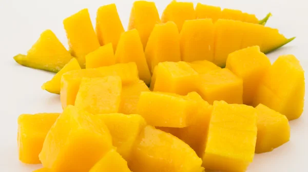 Mango dilimleri üzerinde beyaz izole — Stok fotoğraf