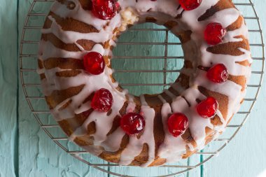 Kiraz yüzük kek üzerine metal stand yakın