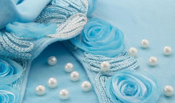 White pearls scattered on turquoise ribbon and silver cord with — Stock Photo, Image
