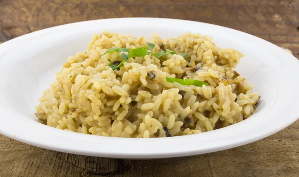 Pilz-Risotto-Reis hautnah auf rustikalem Holz — Stockfoto