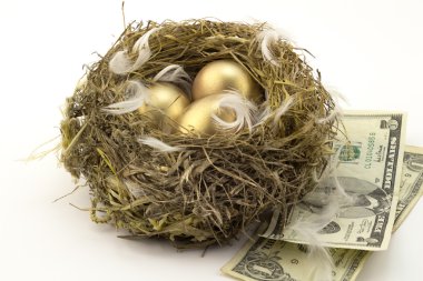 Üç Altın nest yumurta beyaz izole