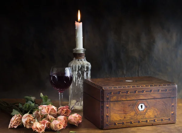 Arka plan gül, mücevher kutusu, mum ve şarap cam — Stok fotoğraf