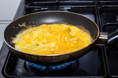 Omlet ve gaz alev üzerinde tava pişirme