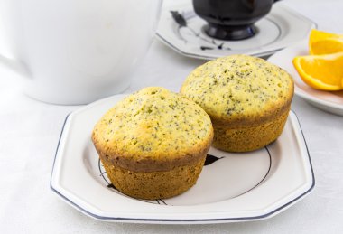 Turuncu Haşhaşlı muffins beyaz plaka üzerinde