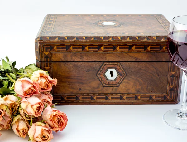 Pozadí s růžové sušených růží, starožitné ořech šperky box wit — Stock fotografie