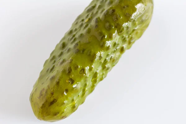 Dill Pickle Close Isolado Fundo Branco Com Espaço Cópia — Fotografia de Stock