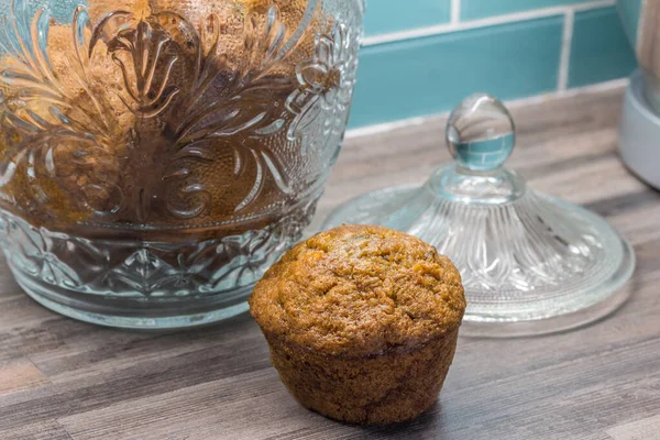 Morot Äpple Kanel Pumpafrö Muffins Köksbänk Bredvid Glasburk Med Muffins — Stockfoto